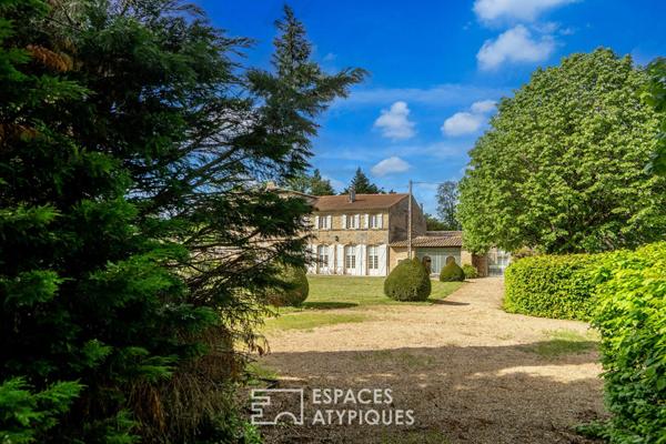 Grandeur et perspectives: château de caractère avec piscine et dépendances