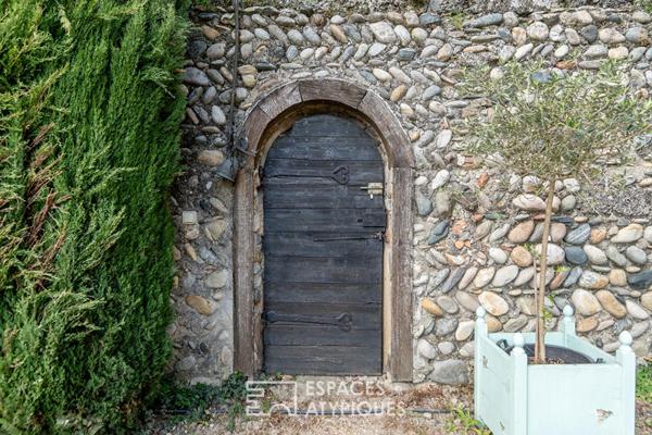 Grandeur et perspectives: château de caractère avec piscine et dépendances
