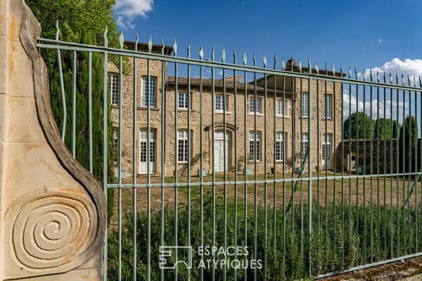 Grandeur et perspectives: château de caractère avec piscine et dépendances