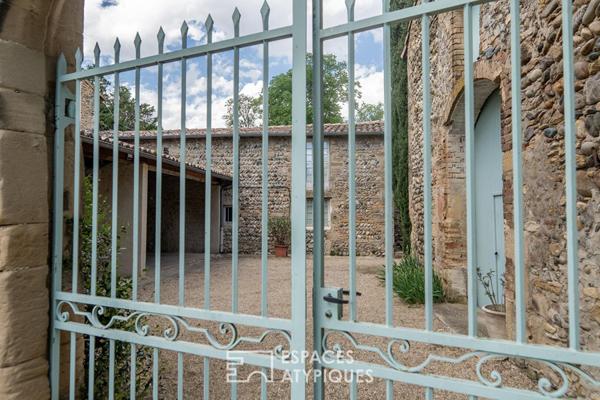 Grandeur et perspectives: château de caractère avec piscine et dépendances