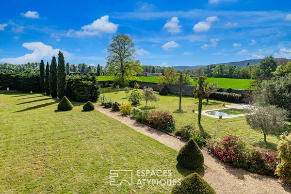 Grandeur et perspectives: château de caractère avec piscine et dépendances