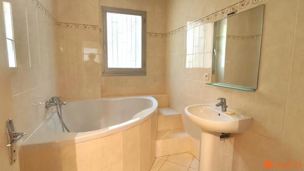 Une maison entourée de verdure, à vous d’en écrire la suite