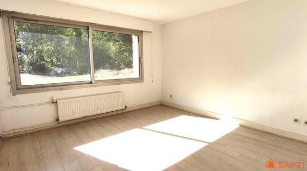 Une maison entourée de verdure, à vous d’en écrire la suite