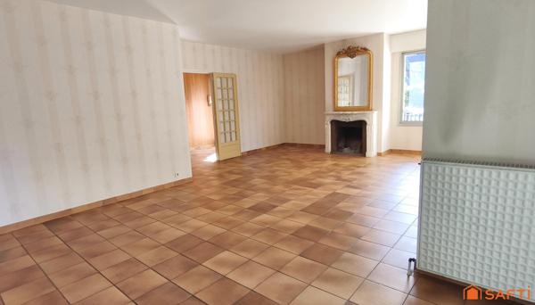 Une maison entourée de verdure, à vous d’en écrire la suite