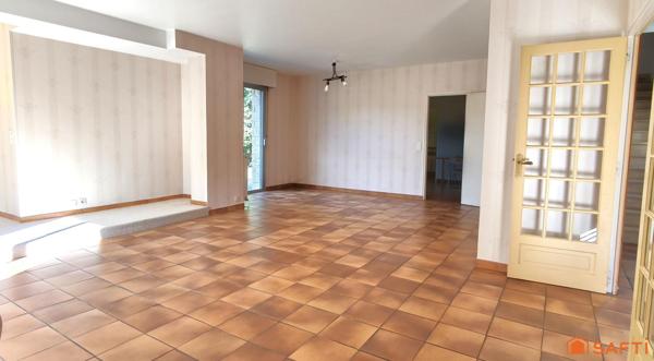 Une maison entourée de verdure, à vous d’en écrire la suite