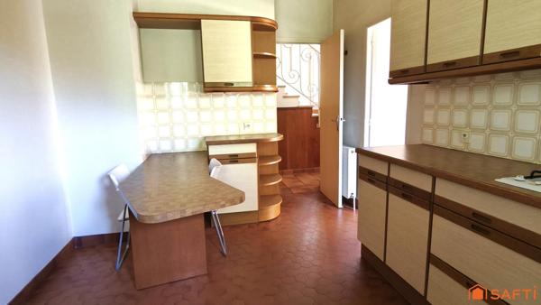 Une maison entourée de verdure, à vous d’en écrire la suite