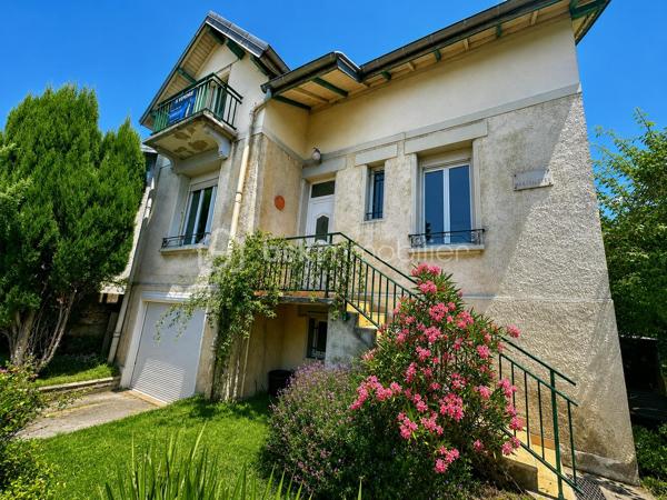 Située dans le secteur recherché de Saint-Simond à Aix-les-Bains, cette maison des années 1920 développe un peu plus de 100 m² habitables sur une parcelle de près 640 m², offrant un cadre de vie agréable, lumineux et fonctionnel pour une famille.

Traversante et baignée de lumière, elle séduit dès l’entrée par ses beaux volumes et sa belle hauteur sous plafond, apportant charme et confort au quotidien.
La maison se compose de la manière suivante,
Au niveau principal :
une entrée,
une cuisine indépendante,
un séjour / salle à manger lumineux,
une chambre,
un WC.

À l’étage :
deux chambres,
un bureau,
un dressing,
une salle de bains avec baignoire, douche et WC.

Vous bénéficierez également d’un sous-sol complet offrant de nombreuses possibilités de rangement, stockage ou espace atelier.
À l’extérieur, le terrain de plus de 600 m² permet de profiter d’un agréable jardin privatif.

Les + du bien ❤️
Maison lumineuse et traversante
Belle hauteur sous plafond
3 chambres dont une au niveau principal + un bureau
Sous-sol complet
Terrain herbauré et agréable
Fibre installée
Assainissement collectif
Chauffage par pompe à chaleur
Maison non mitoyenne
Proximité des écoles, commerces et transports

Informations complémentaires:
La maison est libre de toute occupation.
Des travaux de rafraîchissement et d’amélioration sont à prévoir afin de révéler tout le potentiel du bien, notamment :
- remplacement de la pompe à chaleur,
- modernisation générale selon les envies.

Une maison familiale avec jardin, beaux volumes et fort potentiel, à découvrir rapidement. ✨
vidéo disponible sur demande
quelques photos retouchées pour meubler les pièces vides et pour avoir une végétation entretenue. Maison non habitée actuellement