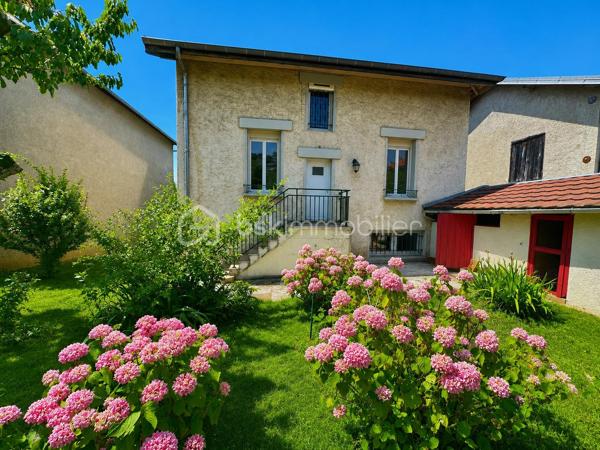 Située dans le secteur recherché de Saint-Simond à Aix-les-Bains, cette maison des années 1920 développe un peu plus de 100 m² habitables sur une parcelle de près 640 m², offrant un cadre de vie agréable, lumineux et fonctionnel pour une famille.

Traversante et baignée de lumière, elle séduit dès l’entrée par ses beaux volumes et sa belle hauteur sous plafond, apportant charme et confort au quotidien.
La maison se compose de la manière suivante,
Au niveau principal :
une entrée,
une cuisine indépendante,
un séjour / salle à manger lumineux,
une chambre,
un WC.

À l’étage :
deux chambres,
un bureau,
un dressing,
une salle de bains avec baignoire, douche et WC.

Vous bénéficierez également d’un sous-sol complet offrant de nombreuses possibilités de rangement, stockage ou espace atelier.
À l’extérieur, le terrain de plus de 600 m² permet de profiter d’un agréable jardin privatif.

Les + du bien ❤️
Maison lumineuse et traversante
Belle hauteur sous plafond
3 chambres dont une au niveau principal + un bureau
Sous-sol complet
Terrain herbauré et agréable
Fibre installée
Assainissement collectif
Chauffage par pompe à chaleur
Maison non mitoyenne
Proximité des écoles, commerces et transports

Informations complémentaires:
La maison est libre de toute occupation.
Des travaux de rafraîchissement et d’amélioration sont à prévoir afin de révéler tout le potentiel du bien, notamment :
- remplacement de la pompe à chaleur,
- modernisation générale selon les envies.

Une maison familiale avec jardin, beaux volumes et fort potentiel, à découvrir rapidement. ✨
vidéo disponible sur demande
quelques photos retouchées pour meubler les pièces vides et pour avoir une végétation entretenue. Maison non habitée actuellement