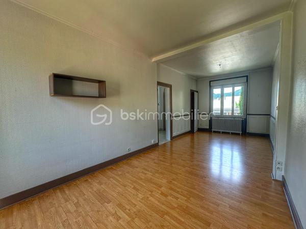 Située dans le secteur recherché de Saint-Simond à Aix-les-Bains, cette maison des années 1920 développe un peu plus de 100 m² habitables sur une parcelle de près 640 m², offrant un cadre de vie agréable, lumineux et fonctionnel pour une famille.

Traversante et baignée de lumière, elle séduit dès l’entrée par ses beaux volumes et sa belle hauteur sous plafond, apportant charme et confort au quotidien.
La maison se compose de la manière suivante,
Au niveau principal :
une entrée,
une cuisine indépendante,
un séjour / salle à manger lumineux,
une chambre,
un WC.

À l’étage :
deux chambres,
un bureau,
un dressing,
une salle de bains avec baignoire, douche et WC.

Vous bénéficierez également d’un sous-sol complet offrant de nombreuses possibilités de rangement, stockage ou espace atelier.
À l’extérieur, le terrain de plus de 600 m² permet de profiter d’un agréable jardin privatif.

Les + du bien ❤️
Maison lumineuse et traversante
Belle hauteur sous plafond
3 chambres dont une au niveau principal + un bureau
Sous-sol complet
Terrain herbauré et agréable
Fibre installée
Assainissement collectif
Chauffage par pompe à chaleur
Maison non mitoyenne
Proximité des écoles, commerces et transports

Informations complémentaires:
La maison est libre de toute occupation.
Des travaux de rafraîchissement et d’amélioration sont à prévoir afin de révéler tout le potentiel du bien, notamment :
- remplacement de la pompe à chaleur,
- modernisation générale selon les envies.

Une maison familiale avec jardin, beaux volumes et fort potentiel, à découvrir rapidement. ✨
vidéo disponible sur demande
quelques photos retouchées pour meubler les pièces vides et pour avoir une végétation entretenue. Maison non habitée actuellement