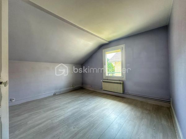 Située dans le secteur recherché de Saint-Simond à Aix-les-Bains, cette maison des années 1920 développe un peu plus de 100 m² habitables sur une parcelle de près 640 m², offrant un cadre de vie agréable, lumineux et fonctionnel pour une famille.

Traversante et baignée de lumière, elle séduit dès l’entrée par ses beaux volumes et sa belle hauteur sous plafond, apportant charme et confort au quotidien.
La maison se compose de la manière suivante,
Au niveau principal :
une entrée,
une cuisine indépendante,
un séjour / salle à manger lumineux,
une chambre,
un WC.

À l’étage :
deux chambres,
un bureau,
un dressing,
une salle de bains avec baignoire, douche et WC.

Vous bénéficierez également d’un sous-sol complet offrant de nombreuses possibilités de rangement, stockage ou espace atelier.
À l’extérieur, le terrain de plus de 600 m² permet de profiter d’un agréable jardin privatif.

Les + du bien ❤️
Maison lumineuse et traversante
Belle hauteur sous plafond
3 chambres dont une au niveau principal + un bureau
Sous-sol complet
Terrain herbauré et agréable
Fibre installée
Assainissement collectif
Chauffage par pompe à chaleur
Maison non mitoyenne
Proximité des écoles, commerces et transports

Informations complémentaires:
La maison est libre de toute occupation.
Des travaux de rafraîchissement et d’amélioration sont à prévoir afin de révéler tout le potentiel du bien, notamment :
- remplacement de la pompe à chaleur,
- modernisation générale selon les envies.

Une maison familiale avec jardin, beaux volumes et fort potentiel, à découvrir rapidement. ✨
vidéo disponible sur demande
quelques photos retouchées pour meubler les pièces vides et pour avoir une végétation entretenue. Maison non habitée actuellement