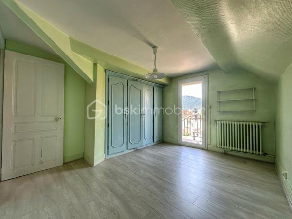 Située dans le secteur recherché de Saint-Simond à Aix-les-Bains, cette maison des années 1920 développe un peu plus de 100 m² habitables sur une parcelle de près 640 m², offrant un cadre de vie agréable, lumineux et fonctionnel pour une famille.

Traversante et baignée de lumière, elle séduit dès l’entrée par ses beaux volumes et sa belle hauteur sous plafond, apportant charme et confort au quotidien.
La maison se compose de la manière suivante,
Au niveau principal :
une entrée,
une cuisine indépendante,
un séjour / salle à manger lumineux,
une chambre,
un WC.

À l’étage :
deux chambres,
un bureau,
un dressing,
une salle de bains avec baignoire, douche et WC.

Vous bénéficierez également d’un sous-sol complet offrant de nombreuses possibilités de rangement, stockage ou espace atelier.
À l’extérieur, le terrain de plus de 600 m² permet de profiter d’un agréable jardin privatif.

Les + du bien ❤️
Maison lumineuse et traversante
Belle hauteur sous plafond
3 chambres dont une au niveau principal + un bureau
Sous-sol complet
Terrain herbauré et agréable
Fibre installée
Assainissement collectif
Chauffage par pompe à chaleur
Maison non mitoyenne
Proximité des écoles, commerces et transports

Informations complémentaires:
La maison est libre de toute occupation.
Des travaux de rafraîchissement et d’amélioration sont à prévoir afin de révéler tout le potentiel du bien, notamment :
- remplacement de la pompe à chaleur,
- modernisation générale selon les envies.

Une maison familiale avec jardin, beaux volumes et fort potentiel, à découvrir rapidement. ✨
vidéo disponible sur demande
quelques photos retouchées pour meubler les pièces vides et pour avoir une végétation entretenue. Maison non habitée actuellement