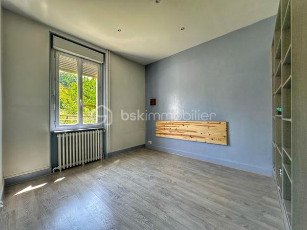 Située dans le secteur recherché de Saint-Simond à Aix-les-Bains, cette maison des années 1920 développe un peu plus de 100 m² habitables sur une parcelle de près 640 m², offrant un cadre de vie agréable, lumineux et fonctionnel pour une famille.

Traversante et baignée de lumière, elle séduit dès l’entrée par ses beaux volumes et sa belle hauteur sous plafond, apportant charme et confort au quotidien.
La maison se compose de la manière suivante,
Au niveau principal :
une entrée,
une cuisine indépendante,
un séjour / salle à manger lumineux,
une chambre,
un WC.

À l’étage :
deux chambres,
un bureau,
un dressing,
une salle de bains avec baignoire, douche et WC.

Vous bénéficierez également d’un sous-sol complet offrant de nombreuses possibilités de rangement, stockage ou espace atelier.
À l’extérieur, le terrain de plus de 600 m² permet de profiter d’un agréable jardin privatif.

Les + du bien ❤️
Maison lumineuse et traversante
Belle hauteur sous plafond
3 chambres dont une au niveau principal + un bureau
Sous-sol complet
Terrain herbauré et agréable
Fibre installée
Assainissement collectif
Chauffage par pompe à chaleur
Maison non mitoyenne
Proximité des écoles, commerces et transports

Informations complémentaires:
La maison est libre de toute occupation.
Des travaux de rafraîchissement et d’amélioration sont à prévoir afin de révéler tout le potentiel du bien, notamment :
- remplacement de la pompe à chaleur,
- modernisation générale selon les envies.

Une maison familiale avec jardin, beaux volumes et fort potentiel, à découvrir rapidement. ✨
vidéo disponible sur demande
quelques photos retouchées pour meubler les pièces vides et pour avoir une végétation entretenue. Maison non habitée actuellement
