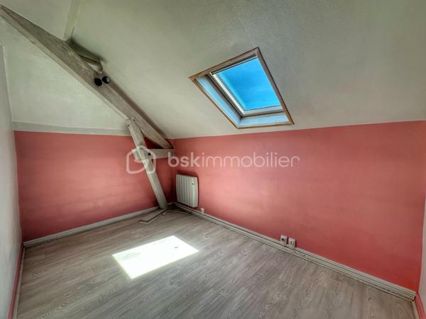 Située dans le secteur recherché de Saint-Simond à Aix-les-Bains, cette maison des années 1920 développe un peu plus de 100 m² habitables sur une parcelle de près 640 m², offrant un cadre de vie agréable, lumineux et fonctionnel pour une famille.

Traversante et baignée de lumière, elle séduit dès l’entrée par ses beaux volumes et sa belle hauteur sous plafond, apportant charme et confort au quotidien.
La maison se compose de la manière suivante,
Au niveau principal :
une entrée,
une cuisine indépendante,
un séjour / salle à manger lumineux,
une chambre,
un WC.

À l’étage :
deux chambres,
un bureau,
un dressing,
une salle de bains avec baignoire, douche et WC.

Vous bénéficierez également d’un sous-sol complet offrant de nombreuses possibilités de rangement, stockage ou espace atelier.
À l’extérieur, le terrain de plus de 600 m² permet de profiter d’un agréable jardin privatif.

Les + du bien ❤️
Maison lumineuse et traversante
Belle hauteur sous plafond
3 chambres dont une au niveau principal + un bureau
Sous-sol complet
Terrain herbauré et agréable
Fibre installée
Assainissement collectif
Chauffage par pompe à chaleur
Maison non mitoyenne
Proximité des écoles, commerces et transports

Informations complémentaires:
La maison est libre de toute occupation.
Des travaux de rafraîchissement et d’amélioration sont à prévoir afin de révéler tout le potentiel du bien, notamment :
- remplacement de la pompe à chaleur,
- modernisation générale selon les envies.

Une maison familiale avec jardin, beaux volumes et fort potentiel, à découvrir rapidement. ✨
vidéo disponible sur demande
quelques photos retouchées pour meubler les pièces vides et pour avoir une végétation entretenue. Maison non habitée actuellement