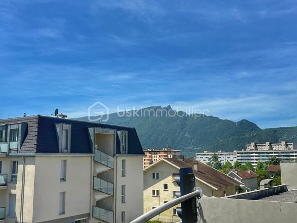 Située dans le secteur recherché de Saint-Simond à Aix-les-Bains, cette maison des années 1920 développe un peu plus de 100 m² habitables sur une parcelle de près 640 m², offrant un cadre de vie agréable, lumineux et fonctionnel pour une famille.

Traversante et baignée de lumière, elle séduit dès l’entrée par ses beaux volumes et sa belle hauteur sous plafond, apportant charme et confort au quotidien.
La maison se compose de la manière suivante,
Au niveau principal :
une entrée,
une cuisine indépendante,
un séjour / salle à manger lumineux,
une chambre,
un WC.

À l’étage :
deux chambres,
un bureau,
un dressing,
une salle de bains avec baignoire, douche et WC.

Vous bénéficierez également d’un sous-sol complet offrant de nombreuses possibilités de rangement, stockage ou espace atelier.
À l’extérieur, le terrain de plus de 600 m² permet de profiter d’un agréable jardin privatif.

Les + du bien ❤️
Maison lumineuse et traversante
Belle hauteur sous plafond
3 chambres dont une au niveau principal + un bureau
Sous-sol complet
Terrain herbauré et agréable
Fibre installée
Assainissement collectif
Chauffage par pompe à chaleur
Maison non mitoyenne
Proximité des écoles, commerces et transports

Informations complémentaires:
La maison est libre de toute occupation.
Des travaux de rafraîchissement et d’amélioration sont à prévoir afin de révéler tout le potentiel du bien, notamment :
- remplacement de la pompe à chaleur,
- modernisation générale selon les envies.

Une maison familiale avec jardin, beaux volumes et fort potentiel, à découvrir rapidement. ✨
vidéo disponible sur demande
quelques photos retouchées pour meubler les pièces vides et pour avoir une végétation entretenue. Maison non habitée actuellement