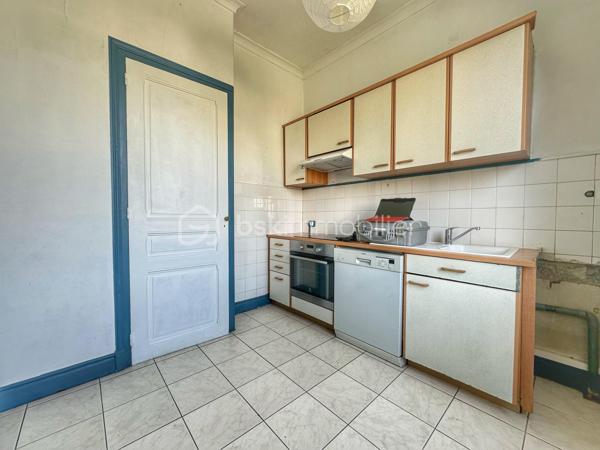 Située dans le secteur recherché de Saint-Simond à Aix-les-Bains, cette maison des années 1920 développe un peu plus de 100 m² habitables sur une parcelle de près 640 m², offrant un cadre de vie agréable, lumineux et fonctionnel pour une famille.

Traversante et baignée de lumière, elle séduit dès l’entrée par ses beaux volumes et sa belle hauteur sous plafond, apportant charme et confort au quotidien.
La maison se compose de la manière suivante,
Au niveau principal :
une entrée,
une cuisine indépendante,
un séjour / salle à manger lumineux,
une chambre,
un WC.

À l’étage :
deux chambres,
un bureau,
un dressing,
une salle de bains avec baignoire, douche et WC.

Vous bénéficierez également d’un sous-sol complet offrant de nombreuses possibilités de rangement, stockage ou espace atelier.
À l’extérieur, le terrain de plus de 600 m² permet de profiter d’un agréable jardin privatif.

Les + du bien ❤️
Maison lumineuse et traversante
Belle hauteur sous plafond
3 chambres dont une au niveau principal + un bureau
Sous-sol complet
Terrain herbauré et agréable
Fibre installée
Assainissement collectif
Chauffage par pompe à chaleur
Maison non mitoyenne
Proximité des écoles, commerces et transports

Informations complémentaires:
La maison est libre de toute occupation.
Des travaux de rafraîchissement et d’amélioration sont à prévoir afin de révéler tout le potentiel du bien, notamment :
- remplacement de la pompe à chaleur,
- modernisation générale selon les envies.

Une maison familiale avec jardin, beaux volumes et fort potentiel, à découvrir rapidement. ✨
vidéo disponible sur demande
quelques photos retouchées pour meubler les pièces vides et pour avoir une végétation entretenue. Maison non habitée actuellement
