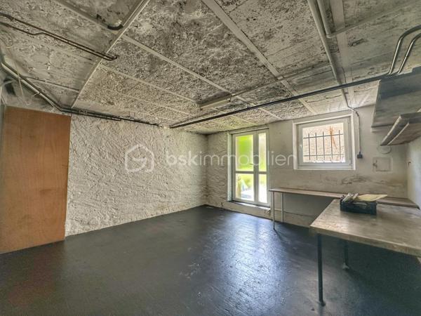 Située dans le secteur recherché de Saint-Simond à Aix-les-Bains, cette maison des années 1920 développe un peu plus de 100 m² habitables sur une parcelle de près 640 m², offrant un cadre de vie agréable, lumineux et fonctionnel pour une famille.

Traversante et baignée de lumière, elle séduit dès l’entrée par ses beaux volumes et sa belle hauteur sous plafond, apportant charme et confort au quotidien.
La maison se compose de la manière suivante,
Au niveau principal :
une entrée,
une cuisine indépendante,
un séjour / salle à manger lumineux,
une chambre,
un WC.

À l’étage :
deux chambres,
un bureau,
un dressing,
une salle de bains avec baignoire, douche et WC.

Vous bénéficierez également d’un sous-sol complet offrant de nombreuses possibilités de rangement, stockage ou espace atelier.
À l’extérieur, le terrain de plus de 600 m² permet de profiter d’un agréable jardin privatif.

Les + du bien ❤️
Maison lumineuse et traversante
Belle hauteur sous plafond
3 chambres dont une au niveau principal + un bureau
Sous-sol complet
Terrain herbauré et agréable
Fibre installée
Assainissement collectif
Chauffage par pompe à chaleur
Maison non mitoyenne
Proximité des écoles, commerces et transports

Informations complémentaires:
La maison est libre de toute occupation.
Des travaux de rafraîchissement et d’amélioration sont à prévoir afin de révéler tout le potentiel du bien, notamment :
- remplacement de la pompe à chaleur,
- modernisation générale selon les envies.

Une maison familiale avec jardin, beaux volumes et fort potentiel, à découvrir rapidement. ✨
vidéo disponible sur demande
quelques photos retouchées pour meubler les pièces vides et pour avoir une végétation entretenue. Maison non habitée actuellement
