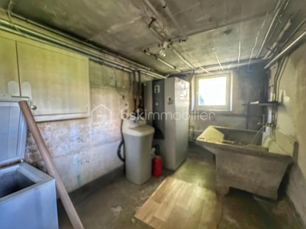 Située dans le secteur recherché de Saint-Simond à Aix-les-Bains, cette maison des années 1920 développe un peu plus de 100 m² habitables sur une parcelle de près 640 m², offrant un cadre de vie agréable, lumineux et fonctionnel pour une famille.

Traversante et baignée de lumière, elle séduit dès l’entrée par ses beaux volumes et sa belle hauteur sous plafond, apportant charme et confort au quotidien.
La maison se compose de la manière suivante,
Au niveau principal :
une entrée,
une cuisine indépendante,
un séjour / salle à manger lumineux,
une chambre,
un WC.

À l’étage :
deux chambres,
un bureau,
un dressing,
une salle de bains avec baignoire, douche et WC.

Vous bénéficierez également d’un sous-sol complet offrant de nombreuses possibilités de rangement, stockage ou espace atelier.
À l’extérieur, le terrain de plus de 600 m² permet de profiter d’un agréable jardin privatif.

Les + du bien ❤️
Maison lumineuse et traversante
Belle hauteur sous plafond
3 chambres dont une au niveau principal + un bureau
Sous-sol complet
Terrain herbauré et agréable
Fibre installée
Assainissement collectif
Chauffage par pompe à chaleur
Maison non mitoyenne
Proximité des écoles, commerces et transports

Informations complémentaires:
La maison est libre de toute occupation.
Des travaux de rafraîchissement et d’amélioration sont à prévoir afin de révéler tout le potentiel du bien, notamment :
- remplacement de la pompe à chaleur,
- modernisation générale selon les envies.

Une maison familiale avec jardin, beaux volumes et fort potentiel, à découvrir rapidement. ✨
vidéo disponible sur demande
quelques photos retouchées pour meubler les pièces vides et pour avoir une végétation entretenue. Maison non habitée actuellement