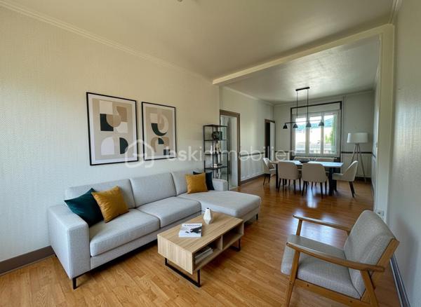 Située dans le secteur recherché de Saint-Simond à Aix-les-Bains, cette maison des années 1920 développe un peu plus de 100 m² habitables sur une parcelle de près 640 m², offrant un cadre de vie agréable, lumineux et fonctionnel pour une famille.

Traversante et baignée de lumière, elle séduit dès l’entrée par ses beaux volumes et sa belle hauteur sous plafond, apportant charme et confort au quotidien.
La maison se compose de la manière suivante,
Au niveau principal :
une entrée,
une cuisine indépendante,
un séjour / salle à manger lumineux,
une chambre,
un WC.

À l’étage :
deux chambres,
un bureau,
un dressing,
une salle de bains avec baignoire, douche et WC.

Vous bénéficierez également d’un sous-sol complet offrant de nombreuses possibilités de rangement, stockage ou espace atelier.
À l’extérieur, le terrain de plus de 600 m² permet de profiter d’un agréable jardin privatif.

Les + du bien ❤️
Maison lumineuse et traversante
Belle hauteur sous plafond
3 chambres dont une au niveau principal + un bureau
Sous-sol complet
Terrain herbauré et agréable
Fibre installée
Assainissement collectif
Chauffage par pompe à chaleur
Maison non mitoyenne
Proximité des écoles, commerces et transports

Informations complémentaires:
La maison est libre de toute occupation.
Des travaux de rafraîchissement et d’amélioration sont à prévoir afin de révéler tout le potentiel du bien, notamment :
- remplacement de la pompe à chaleur,
- modernisation générale selon les envies.

Une maison familiale avec jardin, beaux volumes et fort potentiel, à découvrir rapidement. ✨
vidéo disponible sur demande
quelques photos retouchées pour meubler les pièces vides et pour avoir une végétation entretenue. Maison non habitée actuellement