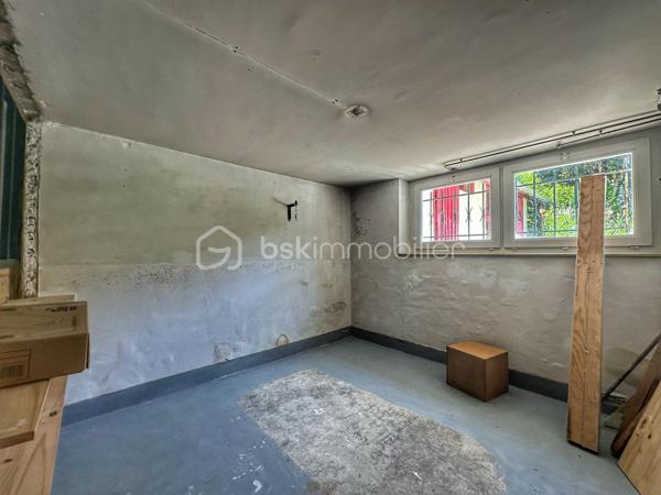 Située dans le secteur recherché de Saint-Simond à Aix-les-Bains, cette maison des années 1920 développe un peu plus de 100 m² habitables sur une parcelle de près 640 m², offrant un cadre de vie agréable, lumineux et fonctionnel pour une famille.

Traversante et baignée de lumière, elle séduit dès l’entrée par ses beaux volumes et sa belle hauteur sous plafond, apportant charme et confort au quotidien.
La maison se compose de la manière suivante,
Au niveau principal :
une entrée,
une cuisine indépendante,
un séjour / salle à manger lumineux,
une chambre,
un WC.

À l’étage :
deux chambres,
un bureau,
un dressing,
une salle de bains avec baignoire, douche et WC.

Vous bénéficierez également d’un sous-sol complet offrant de nombreuses possibilités de rangement, stockage ou espace atelier.
À l’extérieur, le terrain de plus de 600 m² permet de profiter d’un agréable jardin privatif.

Les + du bien ❤️
Maison lumineuse et traversante
Belle hauteur sous plafond
3 chambres dont une au niveau principal + un bureau
Sous-sol complet
Terrain herbauré et agréable
Fibre installée
Assainissement collectif
Chauffage par pompe à chaleur
Maison non mitoyenne
Proximité des écoles, commerces et transports

Informations complémentaires:
La maison est libre de toute occupation.
Des travaux de rafraîchissement et d’amélioration sont à prévoir afin de révéler tout le potentiel du bien, notamment :
- remplacement de la pompe à chaleur,
- modernisation générale selon les envies.

Une maison familiale avec jardin, beaux volumes et fort potentiel, à découvrir rapidement. ✨
vidéo disponible sur demande
quelques photos retouchées pour meubler les pièces vides et pour avoir une végétation entretenue. Maison non habitée actuellement