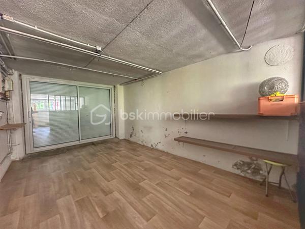 Située dans le secteur recherché de Saint-Simond à Aix-les-Bains, cette maison des années 1920 développe un peu plus de 100 m² habitables sur une parcelle de près 640 m², offrant un cadre de vie agréable, lumineux et fonctionnel pour une famille.

Traversante et baignée de lumière, elle séduit dès l’entrée par ses beaux volumes et sa belle hauteur sous plafond, apportant charme et confort au quotidien.
La maison se compose de la manière suivante,
Au niveau principal :
une entrée,
une cuisine indépendante,
un séjour / salle à manger lumineux,
une chambre,
un WC.

À l’étage :
deux chambres,
un bureau,
un dressing,
une salle de bains avec baignoire, douche et WC.

Vous bénéficierez également d’un sous-sol complet offrant de nombreuses possibilités de rangement, stockage ou espace atelier.
À l’extérieur, le terrain de plus de 600 m² permet de profiter d’un agréable jardin privatif.

Les + du bien ❤️
Maison lumineuse et traversante
Belle hauteur sous plafond
3 chambres dont une au niveau principal + un bureau
Sous-sol complet
Terrain herbauré et agréable
Fibre installée
Assainissement collectif
Chauffage par pompe à chaleur
Maison non mitoyenne
Proximité des écoles, commerces et transports

Informations complémentaires:
La maison est libre de toute occupation.
Des travaux de rafraîchissement et d’amélioration sont à prévoir afin de révéler tout le potentiel du bien, notamment :
- remplacement de la pompe à chaleur,
- modernisation générale selon les envies.

Une maison familiale avec jardin, beaux volumes et fort potentiel, à découvrir rapidement. ✨
vidéo disponible sur demande
quelques photos retouchées pour meubler les pièces vides et pour avoir une végétation entretenue. Maison non habitée actuellement