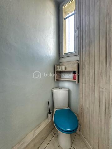 Située dans le secteur recherché de Saint-Simond à Aix-les-Bains, cette maison des années 1920 développe un peu plus de 100 m² habitables sur une parcelle de près 640 m², offrant un cadre de vie agréable, lumineux et fonctionnel pour une famille.

Traversante et baignée de lumière, elle séduit dès l’entrée par ses beaux volumes et sa belle hauteur sous plafond, apportant charme et confort au quotidien.
La maison se compose de la manière suivante,
Au niveau principal :
une entrée,
une cuisine indépendante,
un séjour / salle à manger lumineux,
une chambre,
un WC.

À l’étage :
deux chambres,
un bureau,
un dressing,
une salle de bains avec baignoire, douche et WC.

Vous bénéficierez également d’un sous-sol complet offrant de nombreuses possibilités de rangement, stockage ou espace atelier.
À l’extérieur, le terrain de plus de 600 m² permet de profiter d’un agréable jardin privatif.

Les + du bien ❤️
Maison lumineuse et traversante
Belle hauteur sous plafond
3 chambres dont une au niveau principal + un bureau
Sous-sol complet
Terrain herbauré et agréable
Fibre installée
Assainissement collectif
Chauffage par pompe à chaleur
Maison non mitoyenne
Proximité des écoles, commerces et transports

Informations complémentaires:
La maison est libre de toute occupation.
Des travaux de rafraîchissement et d’amélioration sont à prévoir afin de révéler tout le potentiel du bien, notamment :
- remplacement de la pompe à chaleur,
- modernisation générale selon les envies.

Une maison familiale avec jardin, beaux volumes et fort potentiel, à découvrir rapidement. ✨
vidéo disponible sur demande
quelques photos retouchées pour meubler les pièces vides et pour avoir une végétation entretenue. Maison non habitée actuellement