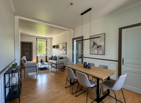 Située dans le secteur recherché de Saint-Simond à Aix-les-Bains, cette maison des années 1920 développe un peu plus de 100 m² habitables sur une parcelle de près 640 m², offrant un cadre de vie agréable, lumineux et fonctionnel pour une famille.

Traversante et baignée de lumière, elle séduit dès l’entrée par ses beaux volumes et sa belle hauteur sous plafond, apportant charme et confort au quotidien.
La maison se compose de la manière suivante,
Au niveau principal :
une entrée,
une cuisine indépendante,
un séjour / salle à manger lumineux,
une chambre,
un WC.

À l’étage :
deux chambres,
un bureau,
un dressing,
une salle de bains avec baignoire, douche et WC.

Vous bénéficierez également d’un sous-sol complet offrant de nombreuses possibilités de rangement, stockage ou espace atelier.
À l’extérieur, le terrain de plus de 600 m² permet de profiter d’un agréable jardin privatif.

Les + du bien ❤️
Maison lumineuse et traversante
Belle hauteur sous plafond
3 chambres dont une au niveau principal + un bureau
Sous-sol complet
Terrain herbauré et agréable
Fibre installée
Assainissement collectif
Chauffage par pompe à chaleur
Maison non mitoyenne
Proximité des écoles, commerces et transports

Informations complémentaires:
La maison est libre de toute occupation.
Des travaux de rafraîchissement et d’amélioration sont à prévoir afin de révéler tout le potentiel du bien, notamment :
- remplacement de la pompe à chaleur,
- modernisation générale selon les envies.

Une maison familiale avec jardin, beaux volumes et fort potentiel, à découvrir rapidement. ✨
vidéo disponible sur demande
quelques photos retouchées pour meubler les pièces vides et pour avoir une végétation entretenue. Maison non habitée actuellement