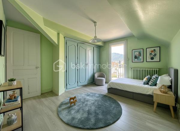 Située dans le secteur recherché de Saint-Simond à Aix-les-Bains, cette maison des années 1920 développe un peu plus de 100 m² habitables sur une parcelle de près 640 m², offrant un cadre de vie agréable, lumineux et fonctionnel pour une famille.

Traversante et baignée de lumière, elle séduit dès l’entrée par ses beaux volumes et sa belle hauteur sous plafond, apportant charme et confort au quotidien.
La maison se compose de la manière suivante,
Au niveau principal :
une entrée,
une cuisine indépendante,
un séjour / salle à manger lumineux,
une chambre,
un WC.

À l’étage :
deux chambres,
un bureau,
un dressing,
une salle de bains avec baignoire, douche et WC.

Vous bénéficierez également d’un sous-sol complet offrant de nombreuses possibilités de rangement, stockage ou espace atelier.
À l’extérieur, le terrain de plus de 600 m² permet de profiter d’un agréable jardin privatif.

Les + du bien ❤️
Maison lumineuse et traversante
Belle hauteur sous plafond
3 chambres dont une au niveau principal + un bureau
Sous-sol complet
Terrain herbauré et agréable
Fibre installée
Assainissement collectif
Chauffage par pompe à chaleur
Maison non mitoyenne
Proximité des écoles, commerces et transports

Informations complémentaires:
La maison est libre de toute occupation.
Des travaux de rafraîchissement et d’amélioration sont à prévoir afin de révéler tout le potentiel du bien, notamment :
- remplacement de la pompe à chaleur,
- modernisation générale selon les envies.

Une maison familiale avec jardin, beaux volumes et fort potentiel, à découvrir rapidement. ✨
vidéo disponible sur demande
quelques photos retouchées pour meubler les pièces vides et pour avoir une végétation entretenue. Maison non habitée actuellement