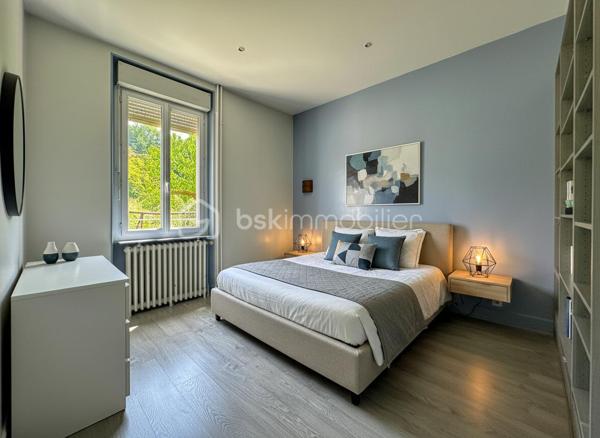 Située dans le secteur recherché de Saint-Simond à Aix-les-Bains, cette maison des années 1920 développe un peu plus de 100 m² habitables sur une parcelle de près 640 m², offrant un cadre de vie agréable, lumineux et fonctionnel pour une famille.

Traversante et baignée de lumière, elle séduit dès l’entrée par ses beaux volumes et sa belle hauteur sous plafond, apportant charme et confort au quotidien.
La maison se compose de la manière suivante,
Au niveau principal :
une entrée,
une cuisine indépendante,
un séjour / salle à manger lumineux,
une chambre,
un WC.

À l’étage :
deux chambres,
un bureau,
un dressing,
une salle de bains avec baignoire, douche et WC.

Vous bénéficierez également d’un sous-sol complet offrant de nombreuses possibilités de rangement, stockage ou espace atelier.
À l’extérieur, le terrain de plus de 600 m² permet de profiter d’un agréable jardin privatif.

Les + du bien ❤️
Maison lumineuse et traversante
Belle hauteur sous plafond
3 chambres dont une au niveau principal + un bureau
Sous-sol complet
Terrain herbauré et agréable
Fibre installée
Assainissement collectif
Chauffage par pompe à chaleur
Maison non mitoyenne
Proximité des écoles, commerces et transports

Informations complémentaires:
La maison est libre de toute occupation.
Des travaux de rafraîchissement et d’amélioration sont à prévoir afin de révéler tout le potentiel du bien, notamment :
- remplacement de la pompe à chaleur,
- modernisation générale selon les envies.

Une maison familiale avec jardin, beaux volumes et fort potentiel, à découvrir rapidement. ✨
vidéo disponible sur demande
quelques photos retouchées pour meubler les pièces vides et pour avoir une végétation entretenue. Maison non habitée actuellement