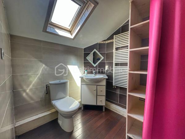 Située dans le secteur recherché de Saint-Simond à Aix-les-Bains, cette maison des années 1920 développe un peu plus de 100 m² habitables sur une parcelle de près 640 m², offrant un cadre de vie agréable, lumineux et fonctionnel pour une famille.

Traversante et baignée de lumière, elle séduit dès l’entrée par ses beaux volumes et sa belle hauteur sous plafond, apportant charme et confort au quotidien.
La maison se compose de la manière suivante,
Au niveau principal :
une entrée,
une cuisine indépendante,
un séjour / salle à manger lumineux,
une chambre,
un WC.

À l’étage :
deux chambres,
un bureau,
un dressing,
une salle de bains avec baignoire, douche et WC.

Vous bénéficierez également d’un sous-sol complet offrant de nombreuses possibilités de rangement, stockage ou espace atelier.
À l’extérieur, le terrain de plus de 600 m² permet de profiter d’un agréable jardin privatif.

Les + du bien ❤️
Maison lumineuse et traversante
Belle hauteur sous plafond
3 chambres dont une au niveau principal + un bureau
Sous-sol complet
Terrain herbauré et agréable
Fibre installée
Assainissement collectif
Chauffage par pompe à chaleur
Maison non mitoyenne
Proximité des écoles, commerces et transports

Informations complémentaires:
La maison est libre de toute occupation.
Des travaux de rafraîchissement et d’amélioration sont à prévoir afin de révéler tout le potentiel du bien, notamment :
- remplacement de la pompe à chaleur,
- modernisation générale selon les envies.

Une maison familiale avec jardin, beaux volumes et fort potentiel, à découvrir rapidement. ✨
vidéo disponible sur demande
quelques photos retouchées pour meubler les pièces vides et pour avoir une végétation entretenue. Maison non habitée actuellement