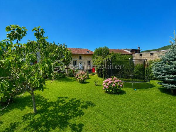 Située dans le secteur recherché de Saint-Simond à Aix-les-Bains, cette maison des années 1920 développe un peu plus de 100 m² habitables sur une parcelle de près 640 m², offrant un cadre de vie agréable, lumineux et fonctionnel pour une famille.

Traversante et baignée de lumière, elle séduit dès l’entrée par ses beaux volumes et sa belle hauteur sous plafond, apportant charme et confort au quotidien.
La maison se compose de la manière suivante,
Au niveau principal :
une entrée,
une cuisine indépendante,
un séjour / salle à manger lumineux,
une chambre,
un WC.

À l’étage :
deux chambres,
un bureau,
un dressing,
une salle de bains avec baignoire, douche et WC.

Vous bénéficierez également d’un sous-sol complet offrant de nombreuses possibilités de rangement, stockage ou espace atelier.
À l’extérieur, le terrain de plus de 600 m² permet de profiter d’un agréable jardin privatif.

Les + du bien ❤️
Maison lumineuse et traversante
Belle hauteur sous plafond
3 chambres dont une au niveau principal + un bureau
Sous-sol complet
Terrain herbauré et agréable
Fibre installée
Assainissement collectif
Chauffage par pompe à chaleur
Maison non mitoyenne
Proximité des écoles, commerces et transports

Informations complémentaires:
La maison est libre de toute occupation.
Des travaux de rafraîchissement et d’amélioration sont à prévoir afin de révéler tout le potentiel du bien, notamment :
- remplacement de la pompe à chaleur,
- modernisation générale selon les envies.

Une maison familiale avec jardin, beaux volumes et fort potentiel, à découvrir rapidement. ✨
vidéo disponible sur demande
quelques photos retouchées pour meubler les pièces vides et pour avoir une végétation entretenue. Maison non habitée actuellement