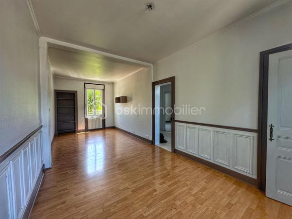 Située dans le secteur recherché de Saint-Simond à Aix-les-Bains, cette maison des années 1920 développe un peu plus de 100 m² habitables sur une parcelle de près 640 m², offrant un cadre de vie agréable, lumineux et fonctionnel pour une famille.

Traversante et baignée de lumière, elle séduit dès l’entrée par ses beaux volumes et sa belle hauteur sous plafond, apportant charme et confort au quotidien.
La maison se compose de la manière suivante,
Au niveau principal :
une entrée,
une cuisine indépendante,
un séjour / salle à manger lumineux,
une chambre,
un WC.

À l’étage :
deux chambres,
un bureau,
un dressing,
une salle de bains avec baignoire, douche et WC.

Vous bénéficierez également d’un sous-sol complet offrant de nombreuses possibilités de rangement, stockage ou espace atelier.
À l’extérieur, le terrain de plus de 600 m² permet de profiter d’un agréable jardin privatif.

Les + du bien ❤️
Maison lumineuse et traversante
Belle hauteur sous plafond
3 chambres dont une au niveau principal + un bureau
Sous-sol complet
Terrain herbauré et agréable
Fibre installée
Assainissement collectif
Chauffage par pompe à chaleur
Maison non mitoyenne
Proximité des écoles, commerces et transports

Informations complémentaires:
La maison est libre de toute occupation.
Des travaux de rafraîchissement et d’amélioration sont à prévoir afin de révéler tout le potentiel du bien, notamment :
- remplacement de la pompe à chaleur,
- modernisation générale selon les envies.

Une maison familiale avec jardin, beaux volumes et fort potentiel, à découvrir rapidement. ✨
vidéo disponible sur demande
quelques photos retouchées pour meubler les pièces vides et pour avoir une végétation entretenue. Maison non habitée actuellement