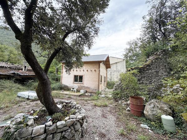 Dans un environnement naturel et boisé, sur les hauteurs de Saint-Léger-du-Ventoux, découvrez un ensemble foncier de 3 799 m² comprenant une ancienne construction en état de ruine, un abri d’environ 45 m² sur deux niveaux et une source sur la propriété.
Un ancien projet de rénovation avait été étudié avec un architecte.
Terrain non viabilisé à ce jour, accessible par un chemin traversant un environnement forestier.
Un bien atypique destiné aux amateurs de nature, de pierre et de projets de rénovation.