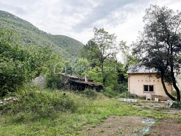 Dans un environnement naturel et boisé, sur les hauteurs de Saint-Léger-du-Ventoux, découvrez un ensemble foncier de 3 799 m² comprenant une ancienne construction en état de ruine, un abri d’environ 45 m² sur deux niveaux et une source sur la propriété.
Un ancien projet de rénovation avait été étudié avec un architecte.
Terrain non viabilisé à ce jour, accessible par un chemin traversant un environnement forestier.
Un bien atypique destiné aux amateurs de nature, de pierre et de projets de rénovation.