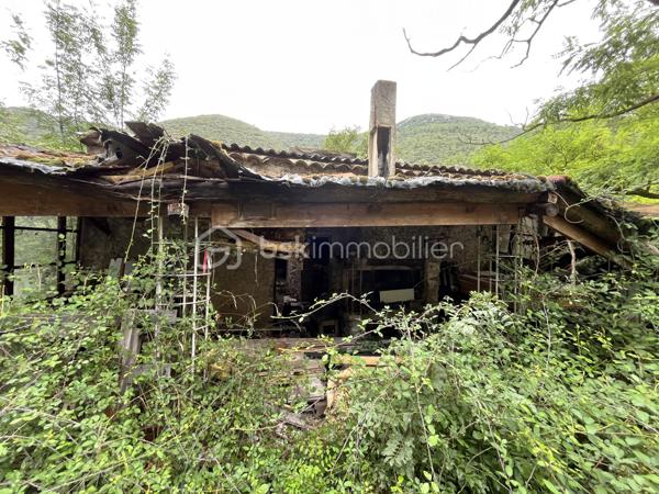 Dans un environnement naturel et boisé, sur les hauteurs de Saint-Léger-du-Ventoux, découvrez un ensemble foncier de 3 799 m² comprenant une ancienne construction en état de ruine, un abri d’environ 45 m² sur deux niveaux et une source sur la propriété.
Un ancien projet de rénovation avait été étudié avec un architecte.
Terrain non viabilisé à ce jour, accessible par un chemin traversant un environnement forestier.
Un bien atypique destiné aux amateurs de nature, de pierre et de projets de rénovation.