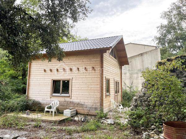 Dans un environnement naturel et boisé, sur les hauteurs de Saint-Léger-du-Ventoux, découvrez un ensemble foncier de 3 799 m² comprenant une ancienne construction en état de ruine, un abri d’environ 45 m² sur deux niveaux et une source sur la propriété.
Un ancien projet de rénovation avait été étudié avec un architecte.
Terrain non viabilisé à ce jour, accessible par un chemin traversant un environnement forestier.
Un bien atypique destiné aux amateurs de nature, de pierre et de projets de rénovation.