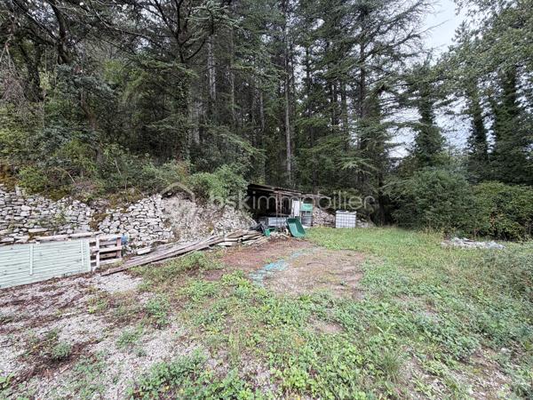 Dans un environnement naturel et boisé, sur les hauteurs de Saint-Léger-du-Ventoux, découvrez un ensemble foncier de 3 799 m² comprenant une ancienne construction en état de ruine, un abri d’environ 45 m² sur deux niveaux et une source sur la propriété.
Un ancien projet de rénovation avait été étudié avec un architecte.
Terrain non viabilisé à ce jour, accessible par un chemin traversant un environnement forestier.
Un bien atypique destiné aux amateurs de nature, de pierre et de projets de rénovation.