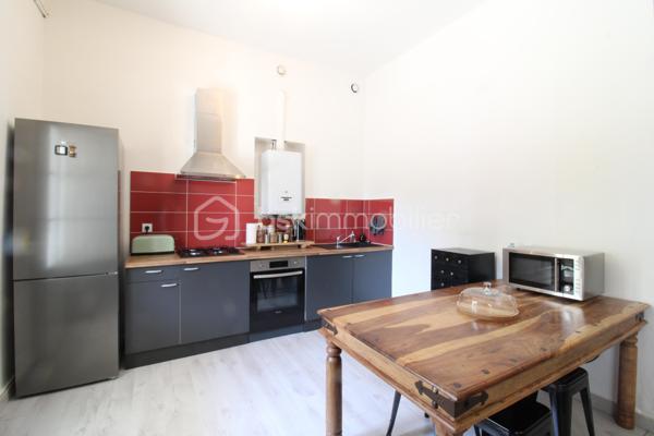 Venez découvrir ce joli T3 idéalement situé au cœur de ville de Mont de Marsan ! 
Il est composé d'un séjour lumineux avec une cuisine ouverte entièrement équipée, deux grandes chambres, salle d'eau et WC.
Coté extérieur, un jardin/cour intérieure vous permettra de profiter d'un extérieur tout en habitant en plein centre ville !
Cet espace est véritable atout qui permettra également de garer plusieurs véhicules facilement.
A découvrir et visiter sans tarder : 06.20.99.03.07