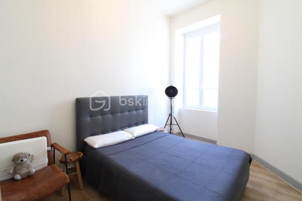 Venez découvrir ce joli T3 idéalement situé au cœur de ville de Mont de Marsan ! 
Il est composé d'un séjour lumineux avec une cuisine ouverte entièrement équipée, deux grandes chambres, salle d'eau et WC.
Coté extérieur, un jardin/cour intérieure vous permettra de profiter d'un extérieur tout en habitant en plein centre ville !
Cet espace est véritable atout qui permettra également de garer plusieurs véhicules facilement.
A découvrir et visiter sans tarder : 06.20.99.03.07