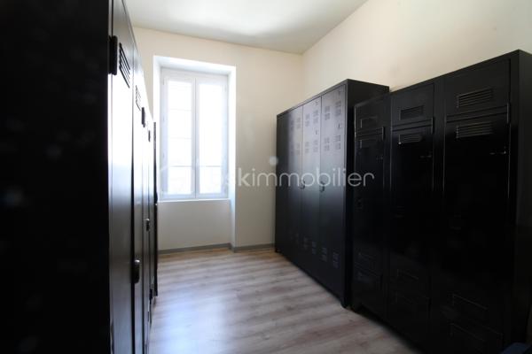 Venez découvrir ce joli T3 idéalement situé au cœur de ville de Mont de Marsan ! 
Il est composé d'un séjour lumineux avec une cuisine ouverte entièrement équipée, deux grandes chambres, salle d'eau et WC.
Coté extérieur, un jardin/cour intérieure vous permettra de profiter d'un extérieur tout en habitant en plein centre ville !
Cet espace est véritable atout qui permettra également de garer plusieurs véhicules facilement.
A découvrir et visiter sans tarder : 06.20.99.03.07