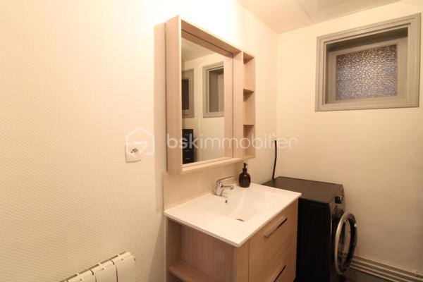 Venez découvrir ce joli T3 idéalement situé au cœur de ville de Mont de Marsan ! 
Il est composé d'un séjour lumineux avec une cuisine ouverte entièrement équipée, deux grandes chambres, salle d'eau et WC.
Coté extérieur, un jardin/cour intérieure vous permettra de profiter d'un extérieur tout en habitant en plein centre ville !
Cet espace est véritable atout qui permettra également de garer plusieurs véhicules facilement.
A découvrir et visiter sans tarder : 06.20.99.03.07