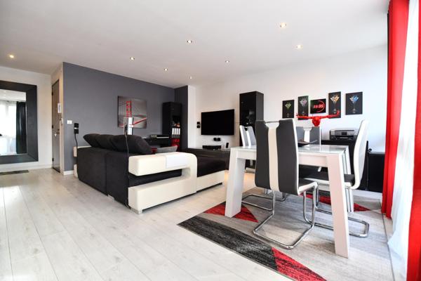 Magnifique appartement de trois pièces dans une résidence recherchée!