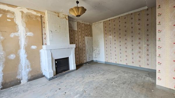 🏡 À vendre – Authentique maison en pierre avec grand terrain et potentiel d’agrandissement