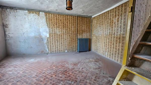 🏡 À vendre – Authentique maison en pierre avec grand terrain et potentiel d’agrandissement