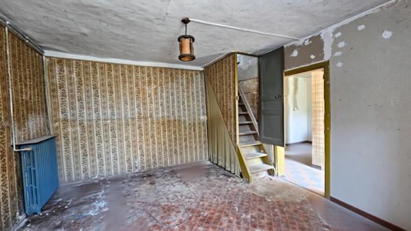 🏡 À vendre – Authentique maison en pierre avec grand terrain et potentiel d’agrandissement