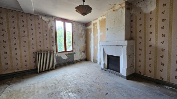 🏡 À vendre – Authentique maison en pierre avec grand terrain et potentiel d’agrandissement