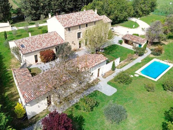 Authentique mas provençal en pierre avec dépendences, 2ha de terrain et piscine Monteux
