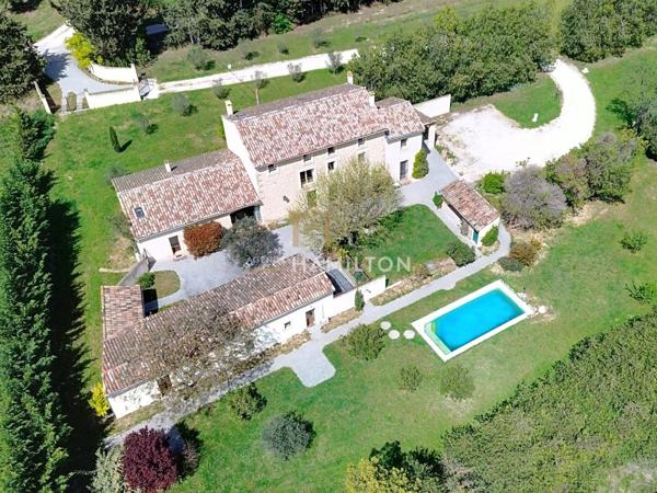 Authentique mas provençal en pierre avec dépendences, 2ha de terrain et piscine Monteux