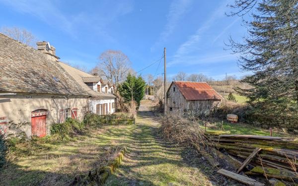 Maison à vendre    5 pièces •  Saint-Étienne-de-Chomeil