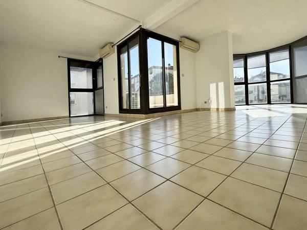 Appartement 90 m² Troisième avec Ascenseur  , terrasses, parking sécurisé à Nîmes Jean Jaures Puech Duteil
