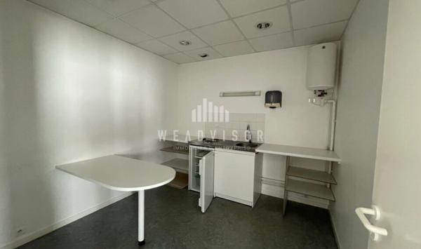 A VENDRE : PLATEAU DE BUREAUX D'ENVIRON 156,18 M² AVEC CINQ STATIONNEMENTS
